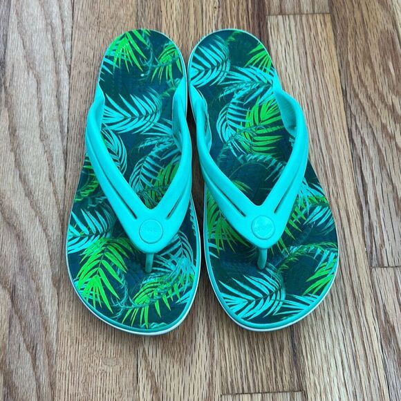 Crocs Sandals Tropical Print Leaves Flip Flop Women’s Sz 6 - Picture 1 of 6